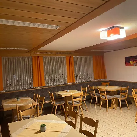 Zur Linde Pensión 3*