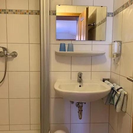 Zur Linde 3*